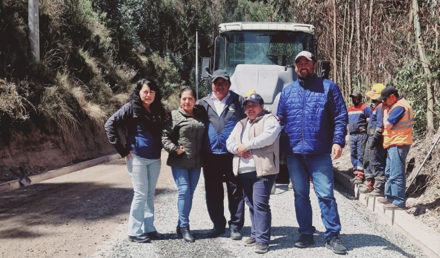 Trabajos de asfalto en la vía a los Pusniag